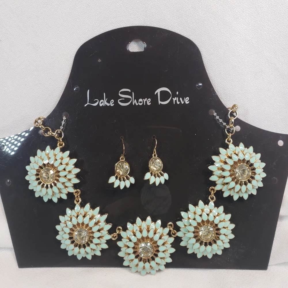 NWTGs Gold Mint Crystal Floral Starburst Necklace with Earrings